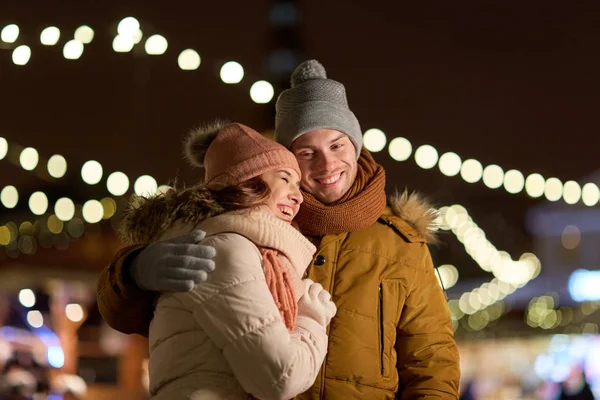 Couple heureux étreignant à l'arbre de Noël — Photo