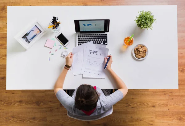 Mulher com laptop e papéis na mesa do escritório — Fotografia de Stock