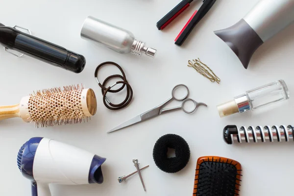 Schaar, haardrogers, strijkijzers en borstels — Stockfoto