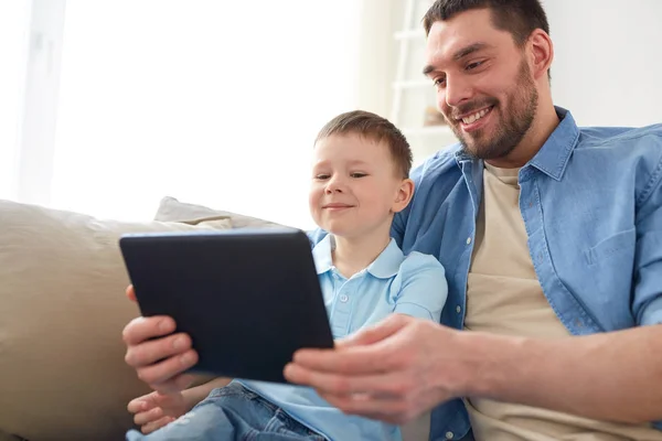 Vater und Sohn mit Tablet-PC spielen zu Hause — Stockfoto