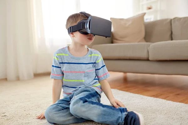 Маленький мальчик в гарнитуре VR или 3D-очках дома — стоковое фото