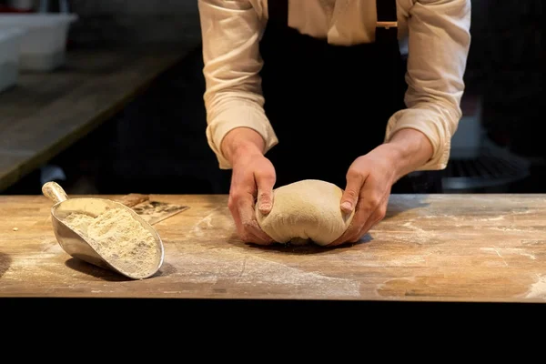 パン屋ベーカリー キッチンでパン生地を作る — ストック写真