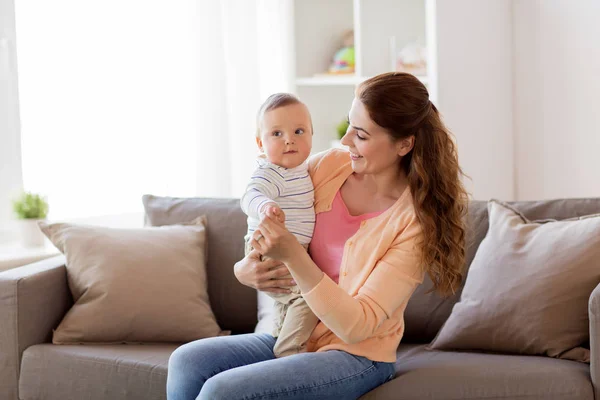 Glückliche junge Mutter mit kleinem Baby zu Hause — Stockfoto