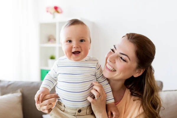 Lycklig ung mamma med liten bebis hemma — Stockfoto