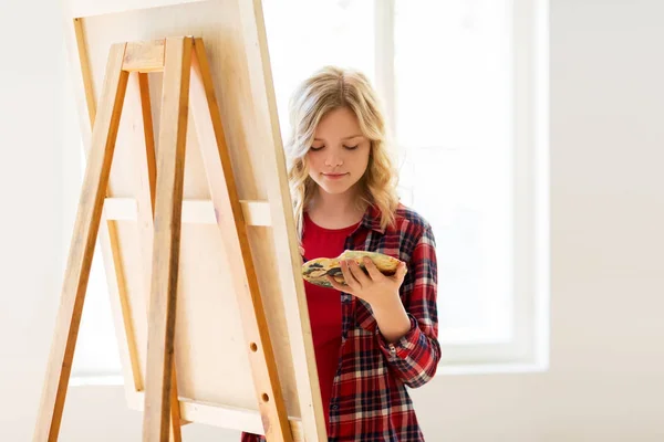 Estudante menina com cavalete pintura na escola de arte — Fotografia de Stock