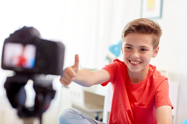 Menino feliz com câmera de gravação de vídeo em casa — Fotografia de Stock