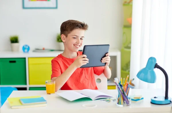 Estudiante chico con tablet pc y portátil en casa —  Fotos de Stock
