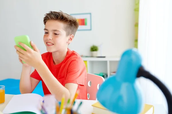 Student pojke med smartphone distrahera från studie — Stockfoto