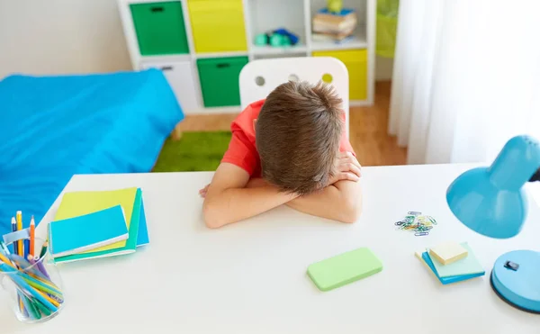 Zmęczony lub smutny student chłopiec z smartphone w domu — Zdjęcie stockowe