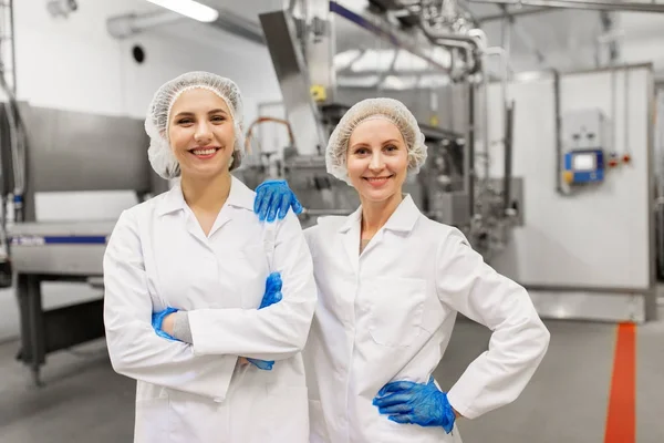 Mujeres felices tecnólogos en la fábrica de helados — Foto de Stock