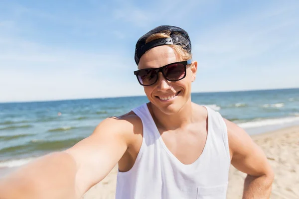 Homme en lunettes de soleil prenant selfie sur la plage d'été — Photo