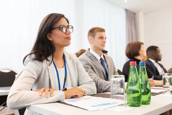 Feliz equipo de negocios en la conferencia internacional —  Fotos de Stock