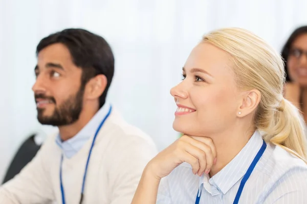 Felici uomini d'affari alla conferenza internazionale — Foto Stock