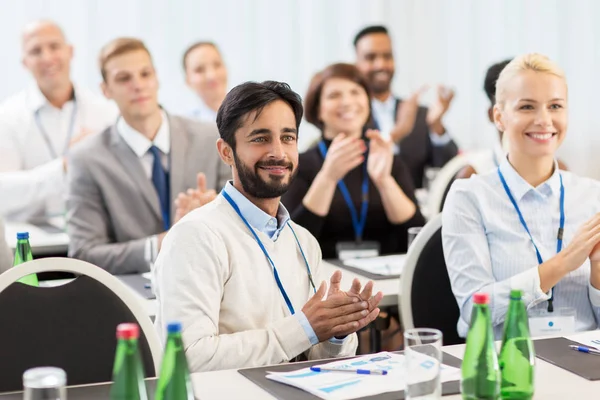 Folk applåderar på business konferensen — Stockfoto