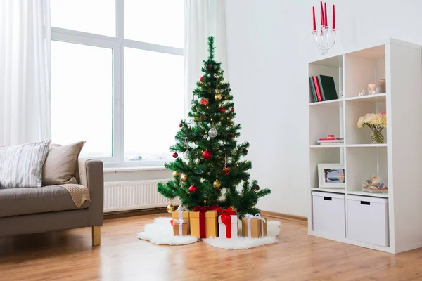 人造圣诞树和礼物在家里 — 图库照片