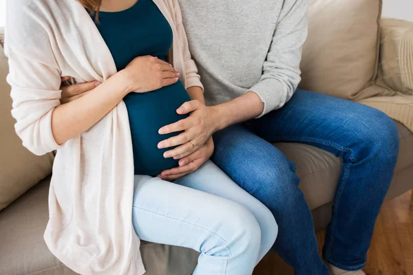 Närbild av man och gravid kvinna — Stockfoto