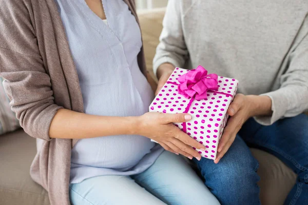 Primer plano del hombre dando regalo a la esposa embarazada — Foto de Stock
