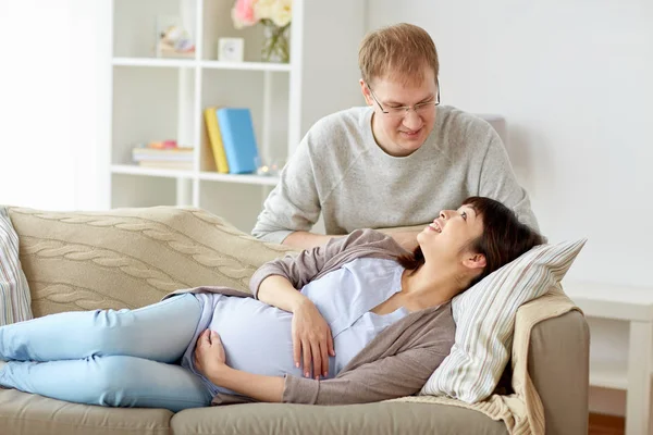 Happy těhotná manželka s manželem doma — Stock fotografie