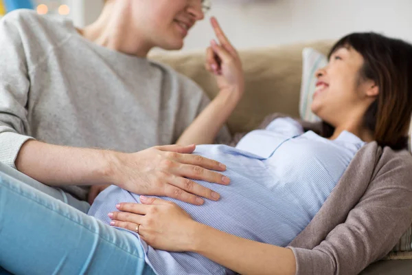 Närbild av man och gravid kvinna — Stockfoto