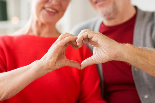 Крупным планом пожилой пары, показывающей руку знак сердца — стоковое фото