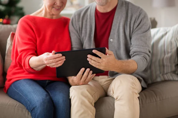 Seniorenpaar zu Weihnachten mit Tablet-PC — Stockfoto
