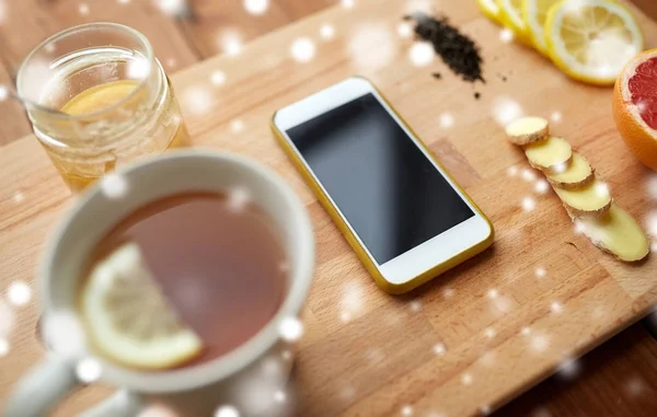 Fincan limonlu çay, bal ve zencefil ile Smartphone Stok Fotoğraf