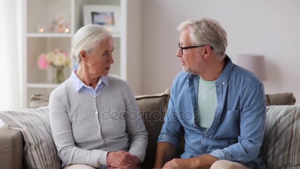 Senior couple having argument at home — Stock Video