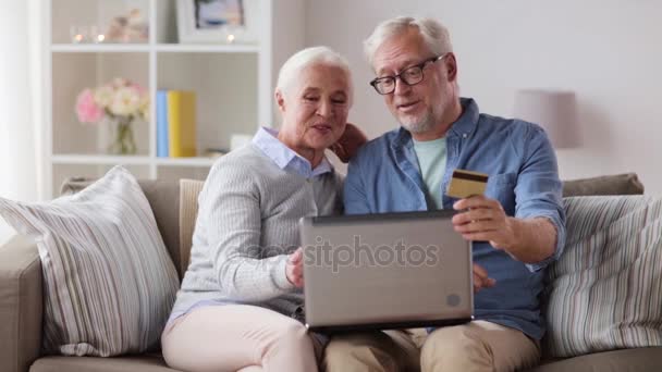 Casal sênior feliz com laptop e cartão de crédito — Vídeo de Stock