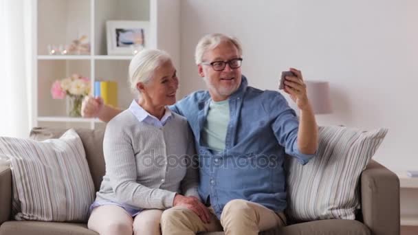 Gelukkig senior koppel met smartphone thuis — Stockvideo