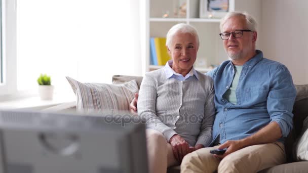 Gelukkige senior paar thuis tv-kijken — Stockvideo