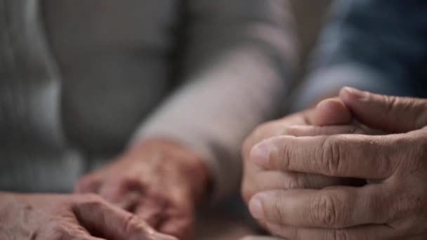 Senior couple holding hands — Stock Video