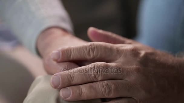 Старша пара тримає руки — стокове відео