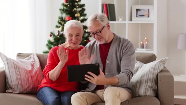 Lykkelig sistepar med tablettpartner i julen – stockvideo