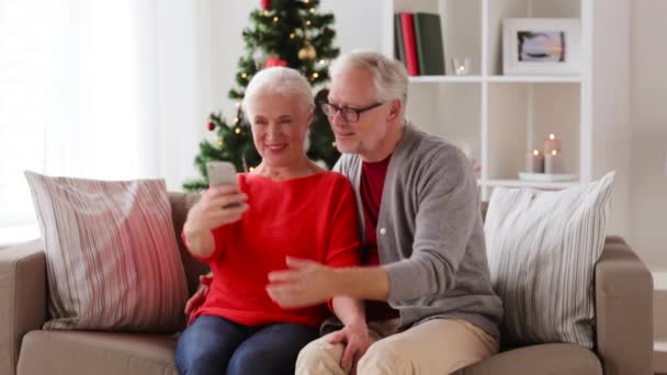 Feliz casal sênior tomando selfie de Natal — Vídeo de Stock