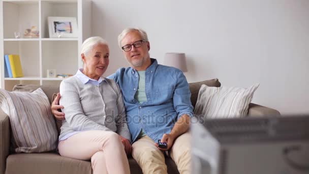 Heureux couple de personnes âgées regarder la télévision à la maison — Video