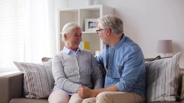 Glückliches Senioren-Paar beim Umarmen zu Hause — Stockvideo
