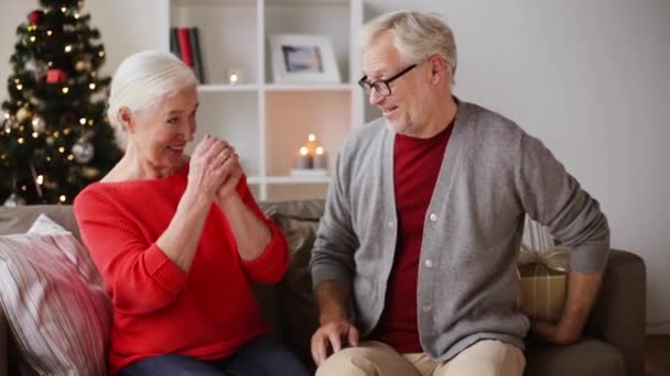 Щаслива усміхнена старша пара з різдвяним подарунком — стокове відео