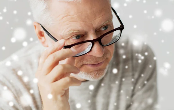 Primer plano del hombre mayor en gafas pensando —  Fotos de Stock