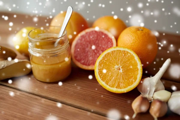 Med, citrusy, zázvor a česnek na dřevo — Stock fotografie