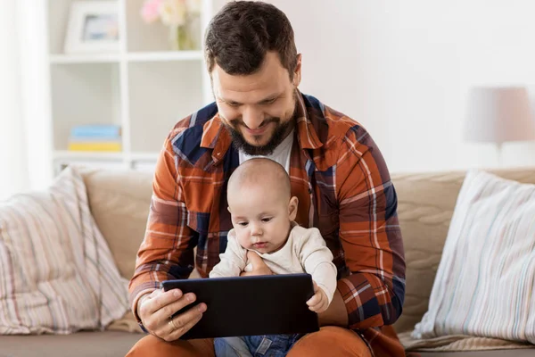 Šťastný otec a chlapeček s tablet pc doma — Stock fotografie