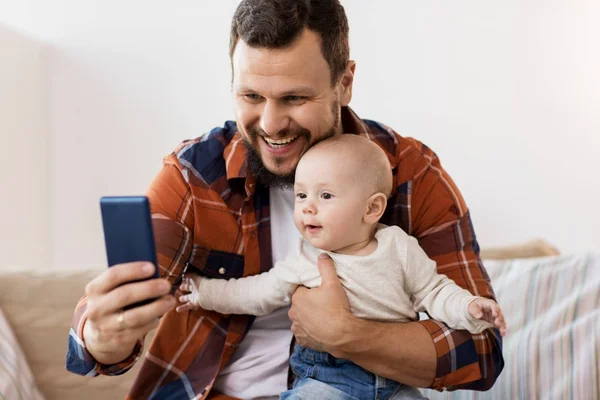 집에서 selfie를 복용 하는 아기와 함께 행복 한 아버지 — 스톡 사진