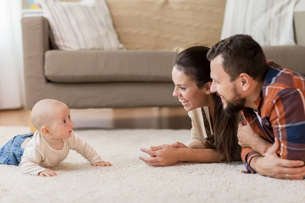 Familia feliz jugando con el bebé en casa —  Fotos de Stock