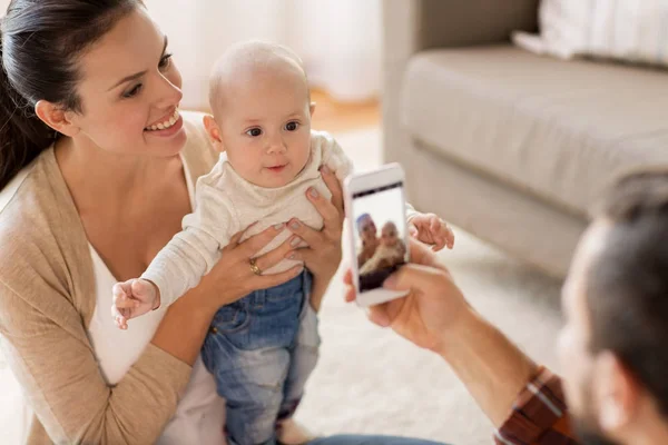 Lycklig familj med baby fotografering hemma — Stockfoto