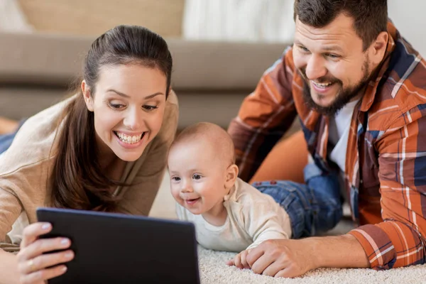Mor, far och barn med TabletPC hemma — Stockfoto