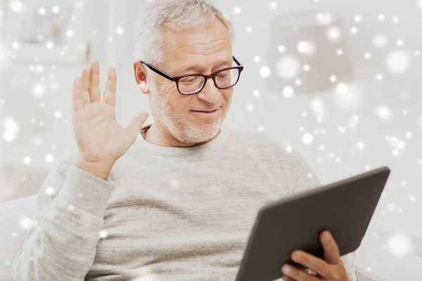 Senior man met video-oproep op tablet pc thuis — Stockfoto
