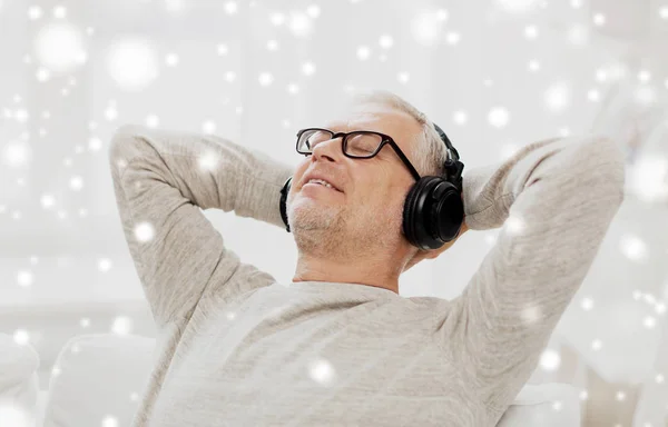 Homme heureux dans les écouteurs écoutant de la musique — Photo