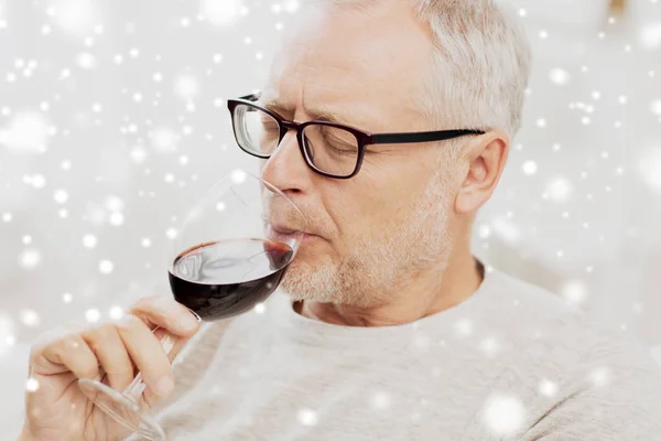 Homem sênior beber vinho tinto de vidro — Fotografia de Stock