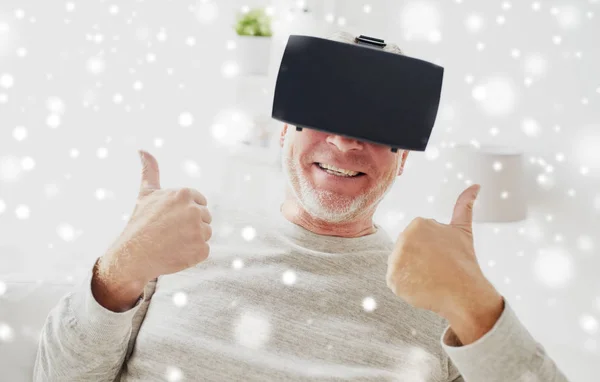 Anciano en gafas o auriculares de realidad virtual —  Fotos de Stock