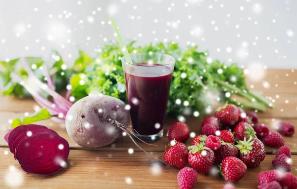 사탕 무 주스, 딸기, 채소의 유리 — 스톡 사진