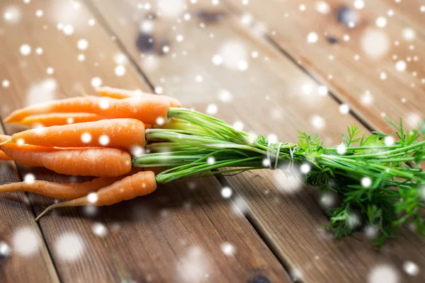Close up of carrot bunch on wooden table — Stock Photo, Image
